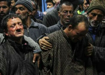 परिजनों को ढांढस बंधाते लोग