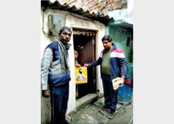 संत रविदास के आकर्षक चित्र वाले कैलेंडर वितरित करते सेवा भारती के कार्यकर्ता
