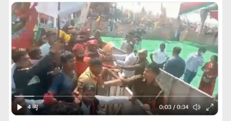 लाल टोपी पहने हुए सपा कार्यकर्ताओं