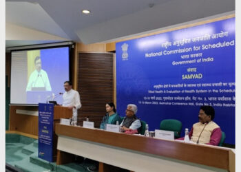 संवाद कार्यक्रम में लोगों को संबोधित करते राष्ट्रीय अनुसूचित जनजाति आयोग के अध्यक्ष हर्ष चौहान