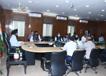 बैठक में उपस्थित अधिकारी