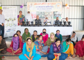 सिलाई केंद्र के उद्घाटन के अवसर पर उपस्थित अतिथि और वहां के लोग