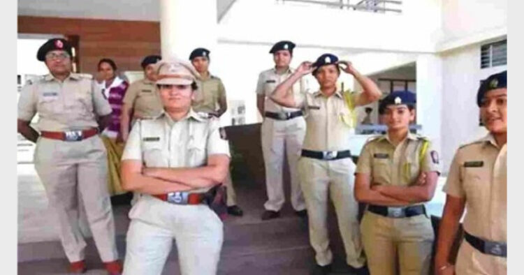 मुंबई में महिला पुलिसकर्मियों के काम के घंटे कम कर उन्‍हें महिला दिवस पर उपहार दिया गया है