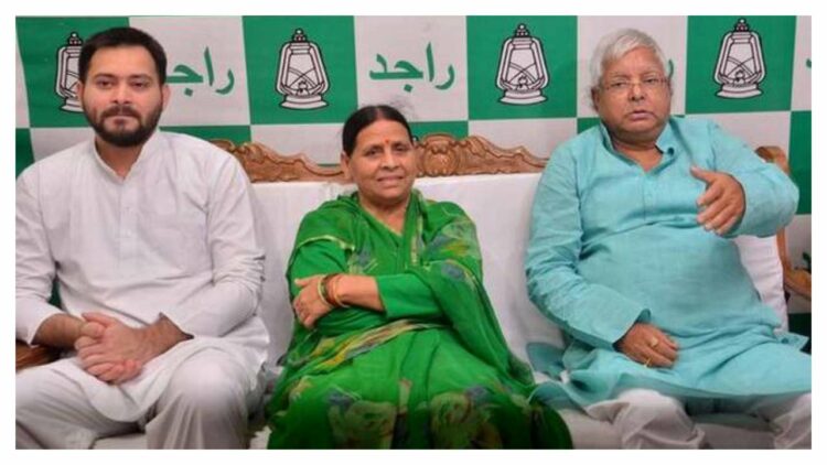 लालू यादव (सबसे दाएं) अपनी पत्नी राबड़ी देवी और बेटे तेजस्वी के साथ