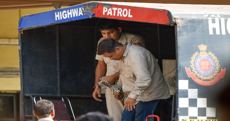 जहांगीरपुरी में हिंसा के मुख्य आरोपित को रोहिणी कोर्ट में पेशी के लिए ले जाती पुलिस।