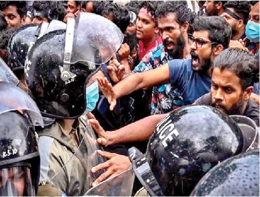 श्रीलंका में बेतहाशा बढ़ती मंहगाई के विरुद्ध लोग सड़कों पर उतर आए हैं
