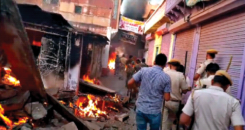 राजस्थान के करौली में नवसंवत्सर पर शोभायात्रा के दौरान भड़की हिंसा में मुसलमानों ने हिंदुओं के घरों और उनकी दुकानों को निशाना बनाया