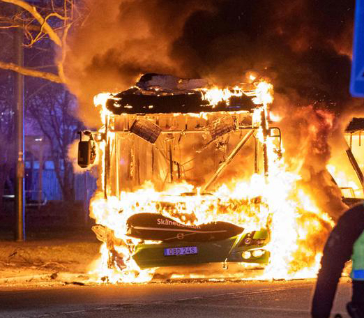 स्वीडन में कुरान जलाने पर भड़के दंगे