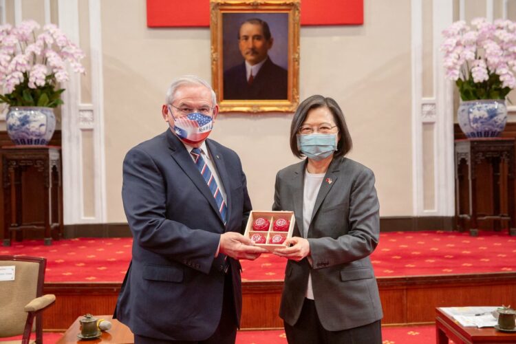 ताइवान की राष्ट्रपति त्साई इंग-वेन के साथ बॉब मेनेंडेज
