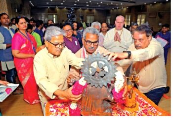 गोष्ठी का उद्घाटन करते हुए डॉ. कृष्णगोपाल। साथ में हैं (बाएं से) प्रो. रमेश चन्द्र भारद्वाज, प्रो. बी.आर. मणि और अन्य अतिथि।