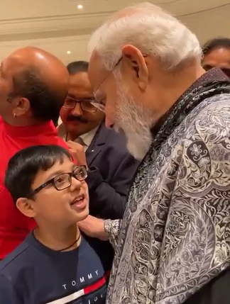 प्रधानमंत्री श्री नरेंद्र मोदी को देश भक्ति गीत सुनाता भारतीय मूल का बच्चा