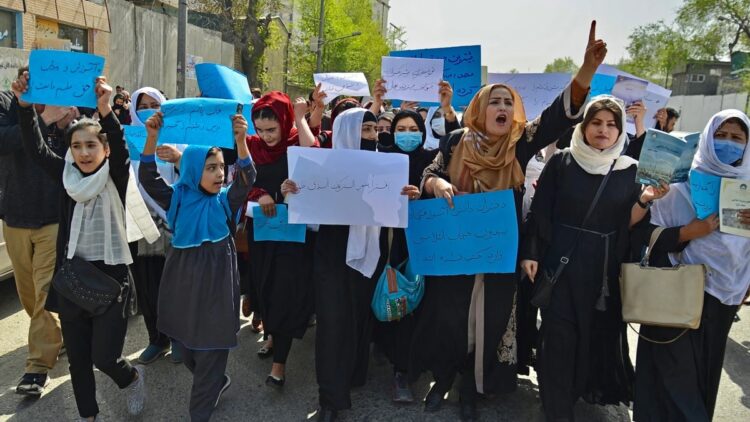 अफगानिस्तान में अपने अधिकारों की मांग करतीं महिलाएं  फाइल चित्र