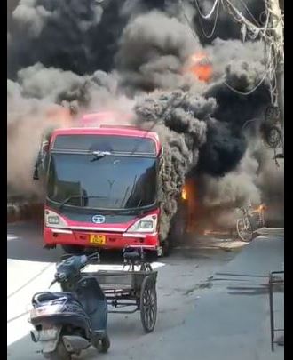जलती हुई दिल्ली परिवहन निगम की एक बस