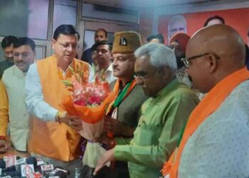 कर्नल कोटियाल को बीजेपी की सदस्यता ग्रहण कराते मुख्यमंत्री पुष्कर सिंह धामी और मदन कौशिक