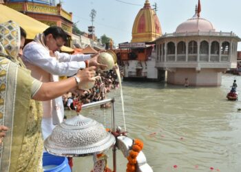 मां गंगा की पूजा करते हुए सीएम धामी