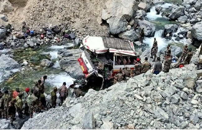 लद्दाख में नदी में गिरा सैन्य ट्रक