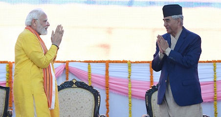 लुम्बिनी यात्रा के दौरान नेपाली प्रधानमंत्री शेरबहादुर देउबा का अभिवादन स्‍वीकार करते प्रधानमंत्री नरेंद्र मोदी
