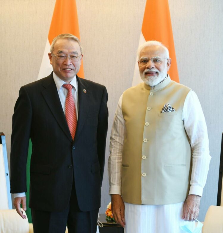 प्रधानमंत्री श्री नरेन्द्र मोदी के साथ एनईसी कॉर्पोरेशन के अध्यक्ष नोबुहिरो एंडो