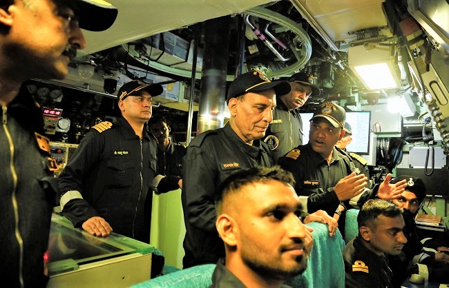 रक्षामंत्री राजनाथ सिंह शुक्रवार को 'आईएनएस खंडेरी' पनडुब्बी में सवार हुए और समुद्र के अन्दर चार घंटे यात्रा की।