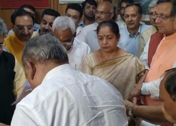 राज्यसभा के लिए नामांकन पत्र दाखिल करतीं डॉ कल्पना सैनी