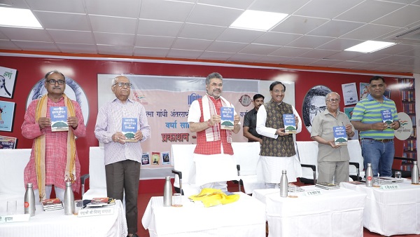 समारोह में एक पुस्तक का लोकार्पण करते हुए डॉ. रमेश पोखरियाल ‘निशंक’
(बाएं से तीसरे)। साथ में हैं अन्य अतिथि
