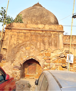 दिल्ली के महरौली स्थित वह गुम्बदनुमा मकान, जो मनमोहन मलिक को 1947-48 में आवंटित किया गया था। अब वक्फ बोर्ड कह रहा है कि यह उसकी संपत्ति है। इस कारण मकान बंद पड़ा है