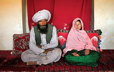 एक बड़ी उम्र का अफगानी अपने से क​हीं छोटी उम्र की 'बेगम' के साथ   (फाइल चित्र )