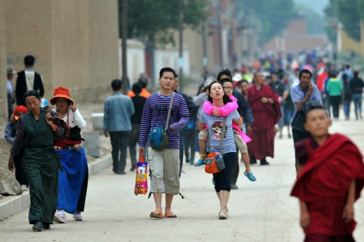 चीन की कुटिल चाल के तहत पिछले कई सालों से तिब्बत से तिब्बतियों को हटाकर वहां हान चीनियों को बसाया जा रहा है  (फाइल चित्र)