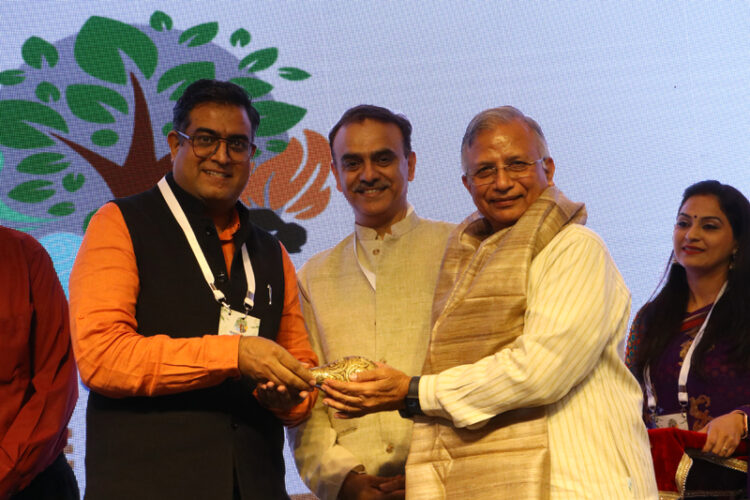 राष्ट्रीय स्वयंसेवक संघ के अखिल भारतीय प्रमुख पर्यावरण गोपाल आर्य जी को सम्मानित करते भारत प्रकाशन के प्रबंध निदेशक भारत भूषण अरोड़ा और पांचजन्य के संपादक हितेश शंकर।