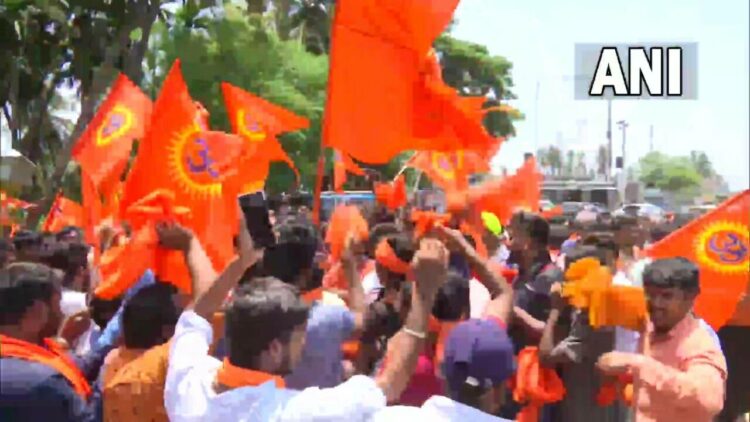 हिंदू संगठनों के सदस्य मांड्या जिले के श्रीरंगपटना शहर में किरंगुर जंक्शन पर इकट्ठा हुए
