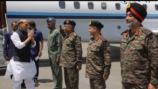 Defense Minister Rajnath Singh reached Srinagar, of the valley
 TOU