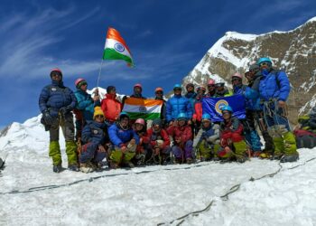 युवक-युवतियों का दल