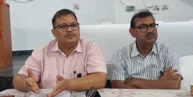 आलोक कुमार की गिरफ्तारी के विरोध में संवाददाता सम्मलेन करते बिहार प्रशासनिक सेवा संघ के पदाधिकारी