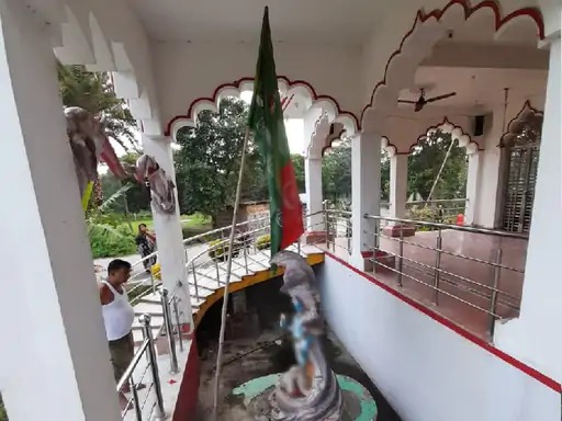 तोड़फोड़ के बाद मंदिर में लगाया गया इस्लामी झंडा