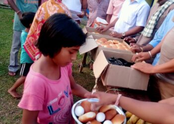 एक राहत शिविर में भोजन सामग्री वितरित करते कार्यकर्ता