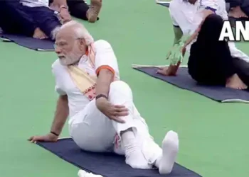 योग करते हुए प्रधानमंत्री श्री नरेंद्र मोदी