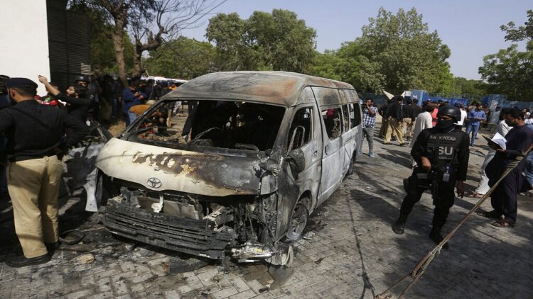 कराची में महिला विद्रोही के फिदायीन हमले में क्षतिग्रस्त हुई गाड़ी जिसमें चीनी शिक्षक बैठे थे
