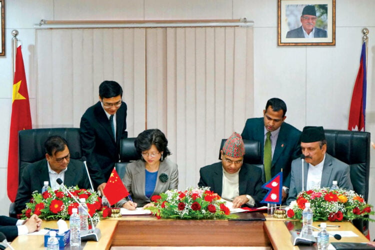 नेपाल में चीन की तत्कालीन राजदूत यू होंग और नेपान के तत्कालीन विदेश सचिव शंकर दास बैरागी बीआरआई समझौते पर हस्ताक्षर करते हुए  (फाइल चित्र)