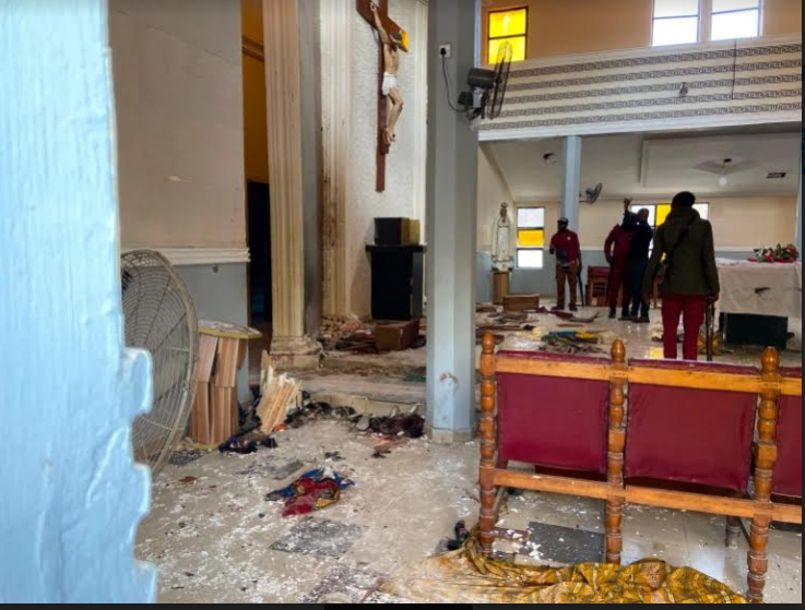 हमले के बाद चर्च के अंदर का दृश्य