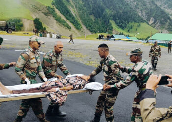 अमरनाथ गुफा के पास बचाव अभियान चलाते सेना के जवान