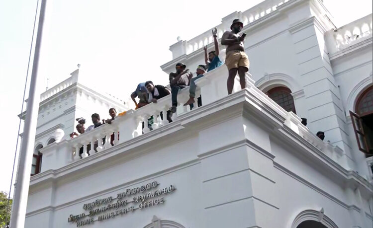 कोलंबो में प्रधानमंत्री रानिल विक्रम सिंघे के कार्यालय को प्रदर्शनकारियों ने कब्जे में लिया।