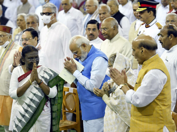 शपथ ग्रहण समारोह के दौरान प्रधानमंत्री नरेंद्र मोदी और रक्षामंत्री राजनाथ सिंह का अभिवादन स्वीकार करतीं राष्ट्रपति द्रौपदी मुर्मू।