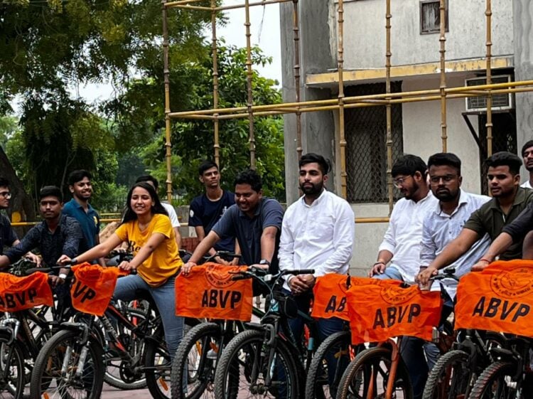 साइकिल रैली निकालते एबीवीपी के सदस्य