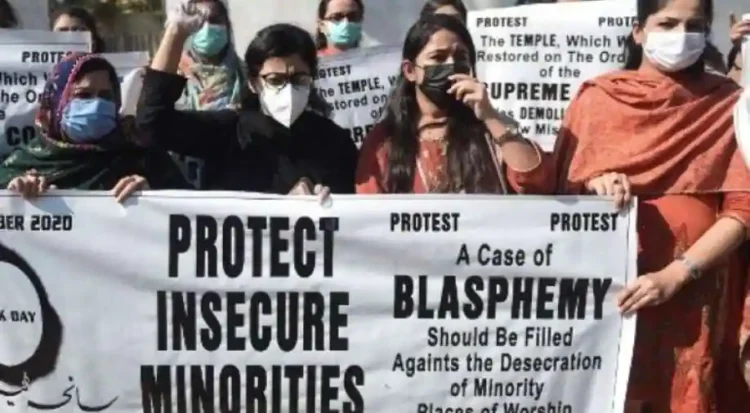 पाकिस्तान में ईशनिंदा कानून के विरुद्ध प्रदर्शन करतीं अल्पसंख्यक समुदाय की युवतियां  (फाइल चित्र)