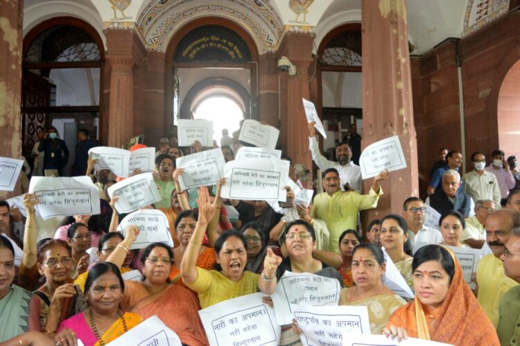 अधीर रंजन की टिप्पणी के विरोध में भाजपा सांसदों का प्रदर्शन
