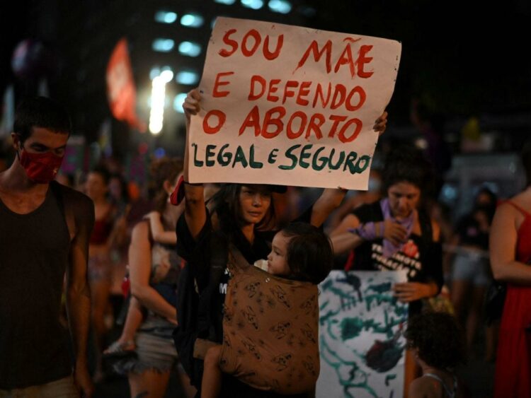 इस साल अंतरराष्ट्रीय महिला दिवस पर ब्राजील की महिलाओं ने वैधानिक गर्भपात के पक्ष में रैली निकाली थी  (फाइल चित्र)