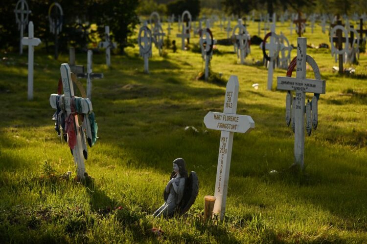 अल्बर्टा में चर्च के एक आवासीय स्कूल में मिलीं चर्च के दमन के शिकार हुए बच्चों की कब्रें
