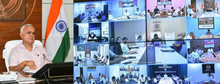 बैठक में निर्देश देते हुए मुख्य सचिव दुर्गा शंकर मिश्र