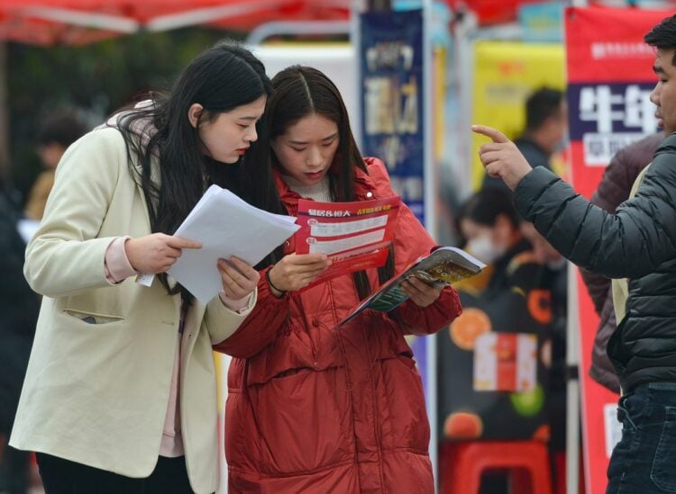 चीन में बेरोजगार लड़कियां नौकरी ढूंढती हुईं
