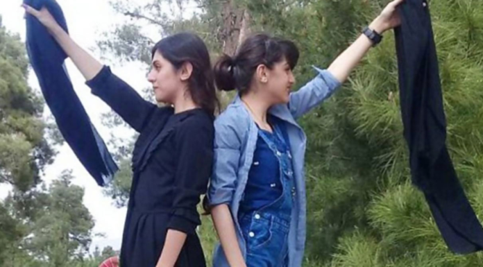 अपने सिर से हिजाब हटातीं दो ईरानी लड़कियां